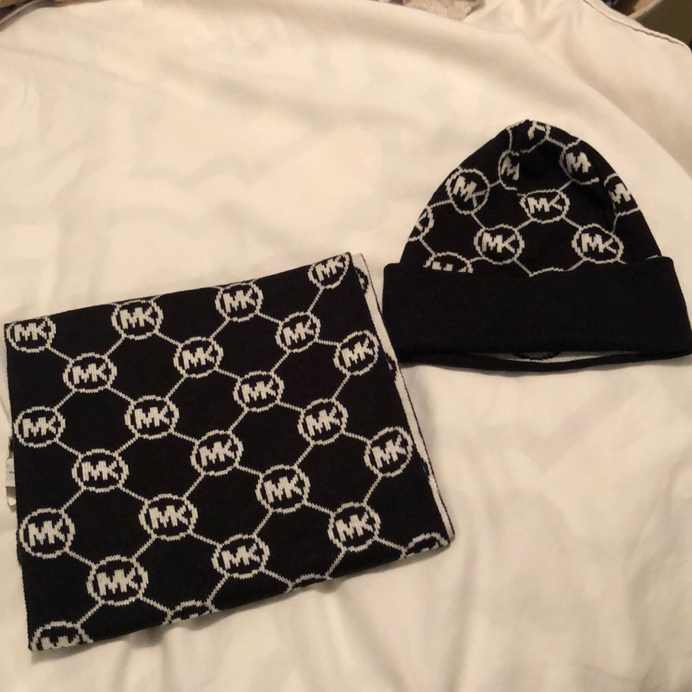 Michael Kors Scarf 🧣 and Hat